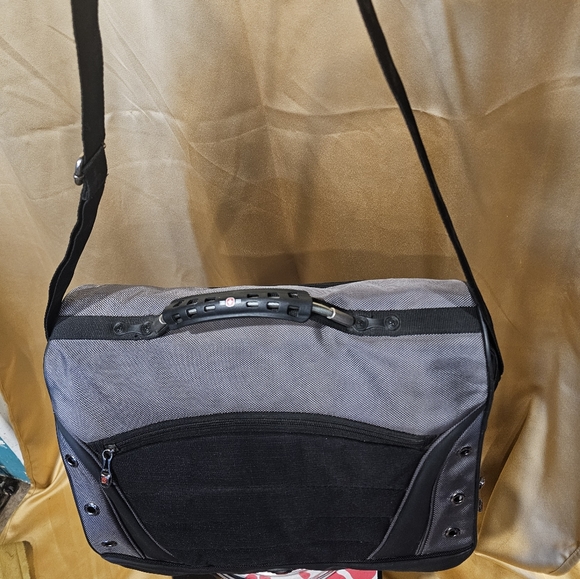 D Swiss Army Wegner Mainframe laptop briefcase bag New Without Tags - Picture 12 of 17